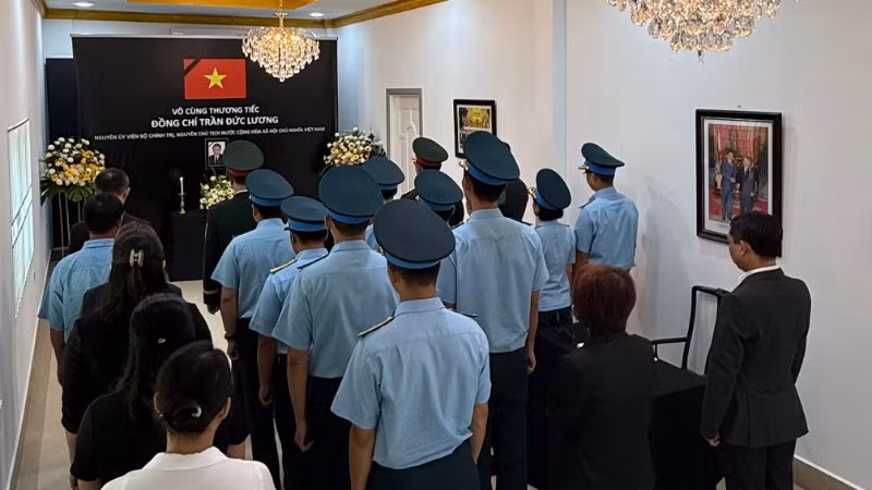 Đoàn cán bộ nhân viên Đại sứ quán, Ban liên lạc cộng đồng và cộng đồng người Việt Nam tại Brunei viếng nguyên Chủ tịch nước Trần Đức Lương. Đoàn cán bộ nhân viên Đại sứ quán, Ban liên lạc cộng đồng và cộng đồng người Việt Nam tại Brunei viếng nguyên Chủ tịch nước Trần Đức Lương.