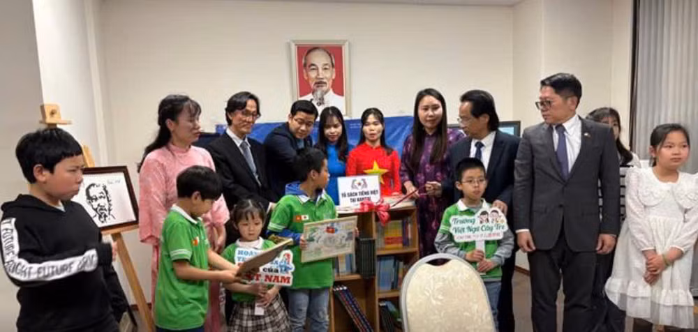 Các em nhỏ đang sinh sống, học tập tại Osaka, Nhật Bản tham gia buổi ra mắt Tủ sách tiếng Việt do Trung tâm Việt Nam học tại Nhật Bản và Trường Việt ngữ Cây tre tổ chức. (Ảnh: TRUNG TÂM VIỆT NAM HỌC)