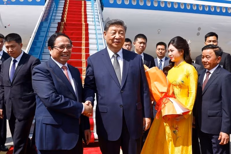 Thủ tướng Chính phủ Phạm Minh Chính chủ trì Lễ tiễn Tổng Bí thư, Chủ tịch Trung Quốc Tập Cận Bình thăm cấp Nhà nước tới Việt Nam tại Sân bay quốc tế Nội Bài, Hà Nội. (Ảnh: DOÃN TẤN/TTXVN)