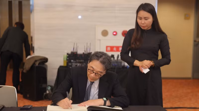 Ông K.Chris Hirabayashi - Tổng Thư ký Trung tâm ASEAN-Nhật Bản (AJC) đến viếng và ghi sổ tang nguyên Chủ tịch nước Trần Đức Lương.