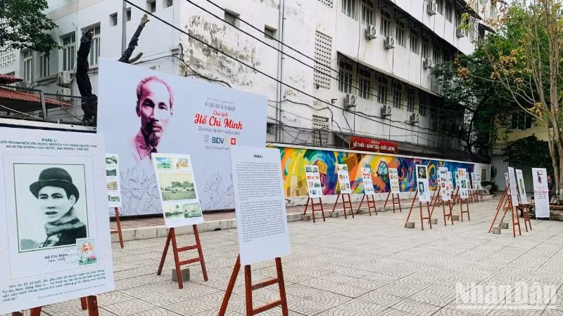 Quang cảnh triển lãm tại Trường đại học Mỹ thuật Công nghiệp. (Ảnh: SONG ANH)