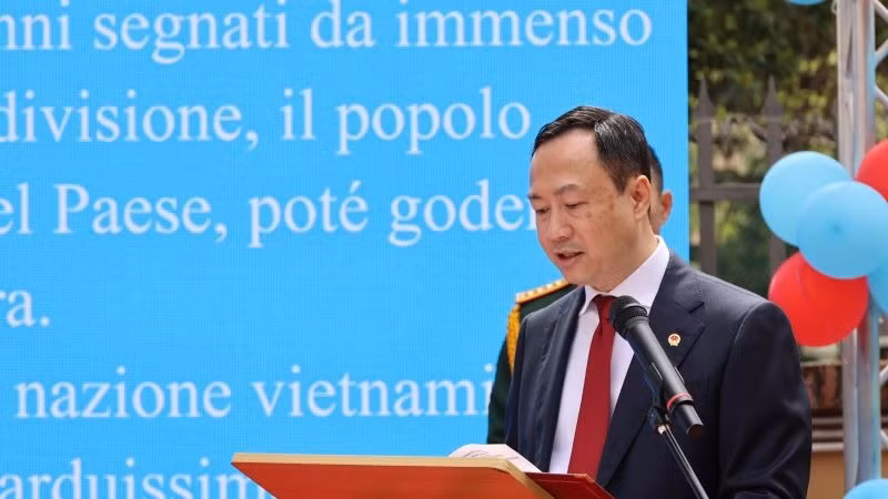 Đại sứ Việt Nam tại Italy Dương Hải Hưng phát biểu khai mạc lễ kỷ niệm. (Ảnh: DƯƠNG HOA/TTXVN)