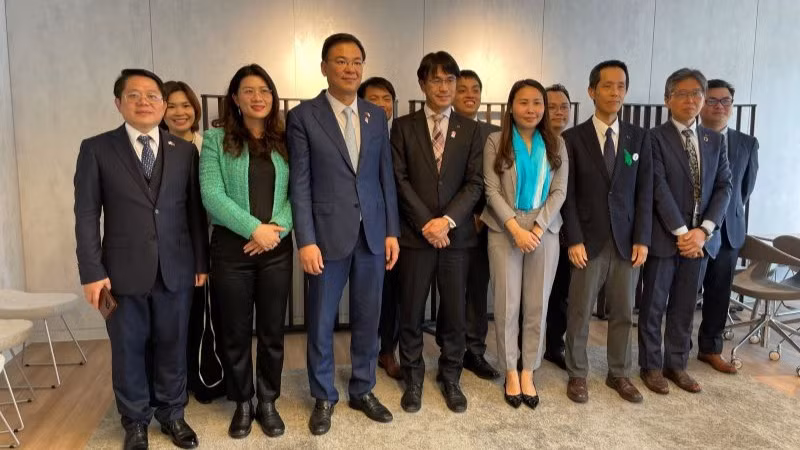 Đại sứ Việt Nam tại Nhật Bản Phạm Quang Hiệu và Thống đốc tỉnh Nara Yamashita Makoto chụp ảnh lưu niệm cùng các đại biểu hai nước. (Ảnh: LÊ THƯƠNG)