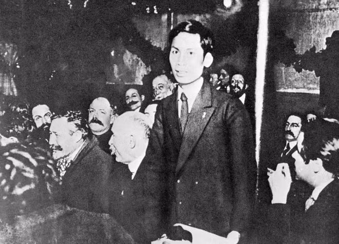 Tháng 12/1920, chàng thanh niên yêu nước Nguyễn Ái Quốc (tên của Chủ tịch Hồ Chí Minh trong thời gian hoạt động cách mạng ở Pháp) tham dự Đại hội lần thứ 18 Đảng Xã hội Pháp ở thành phố Tours với tư cách đại biểu Đông Dương. Nguyễn Ái Quốc ủng hộ Luận cương của Lênin về vấn đề dân tộc và thuộc địa; tán thành việc thành lập Đảng Cộng sản Pháp và trở thành một trong những người sáng lập Đảng Cộng sản Pháp, cũng là người Cộng sản đầu tiên của dân tộc Việt Nam. (Ảnh: TTXVN)