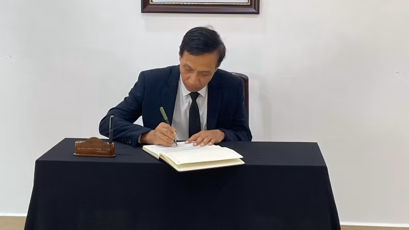 Đại sứ Campuchia tại Brunei Darussalam Chey Ratha ghi sổ tang nguyên Chủ tịch nước Trần Đức Lương. Đại sứ Campuchia tại Brunei Darussalam Chey Ratha ghi sổ tang nguyên Chủ tịch nước Trần Đức Lương.