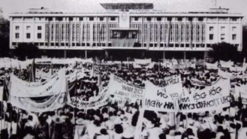 Nhân dân đón mừng ngày chiến thắng. (Ảnh tư liệu)