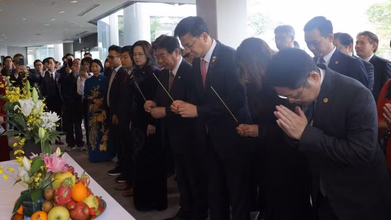 Các đại biểu tham dự Hội thảo dâng hương, bày tỏ lòng thành kính và tưởng nhớ Chủ tịch Hồ Chí Minh tại Không gian Việt Nam-Hồ Chí Minh, thuộc khuôn viên Trung tâm văn hóa Việt Nam tại thành phố Mimasaka, Nhật Bản. (Ảnh: MY LÊ)