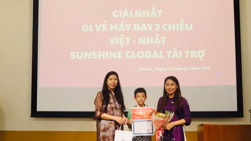 Giải nhất Cuộc thi vẽ tranh được trao cho em Ngô Khắc Bảo (9 tuổi).