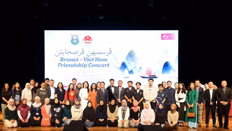 Đại sứ Trần Anh Vũ và Tiến sĩ Hazri, Phó Hiệu trưởng Đại học Quốc gia Brunei chụp ảnh cùng các nghệ sĩ và sinh viên Brunei theo học tiếng Việt tại buổi Hòa nhạc hữu nghị Việt Nam-Brunei. 