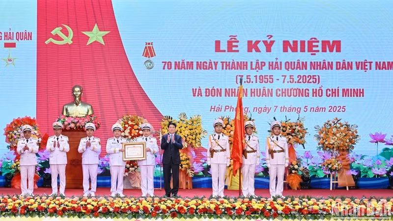 Chủ tịch nước Lương Cường trao Huân chương Hồ Chí Minh tặng Quân chủng Hải quân.