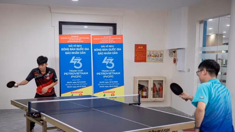 Các vận động viên trải nghiệm bàn bóng bàn đạt tiêu chuẩn của Liên đoàn Bóng bàn quốc tế (ITTF) sẽ được sử dụng tại Giải vô địch bóng bàn quốc gia Báo Nhân Dân lần thứ 43 tranh cúp PetroVietnam PVCFC năm 2025. (Ảnh: SƠN TÙNG)