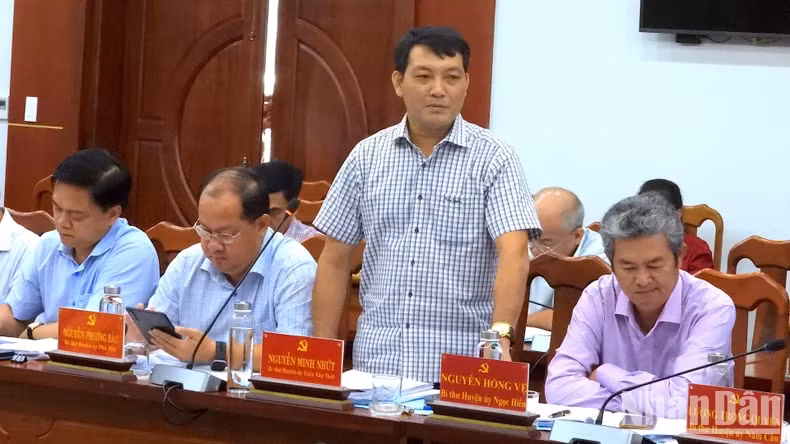 Thành viên Ban Chấp hành Đảng bộ tỉnh Cà Mau tham gia ý kiến thảo luận liên quan nhiều quyết sách lớn tại hội nghị của Tỉnh ủy Cà Mau vào sáng 27/5. Thành viên Ban Chấp hành Đảng bộ tỉnh Cà Mau tham gia ý kiến thảo luận liên quan nhiều quyết sách lớn tại hội nghị của Tỉnh ủy Cà Mau vào sáng 27/5.