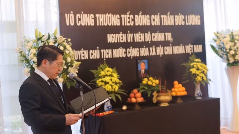 Tổng Lãnh sự Việt Nam tại Osaka Ngô Trịnh Hà chủ trì tổ chức trọng thể lễ viếng và ghi sổ tang tưởng niệm đồng chí Trần Đức Lương.