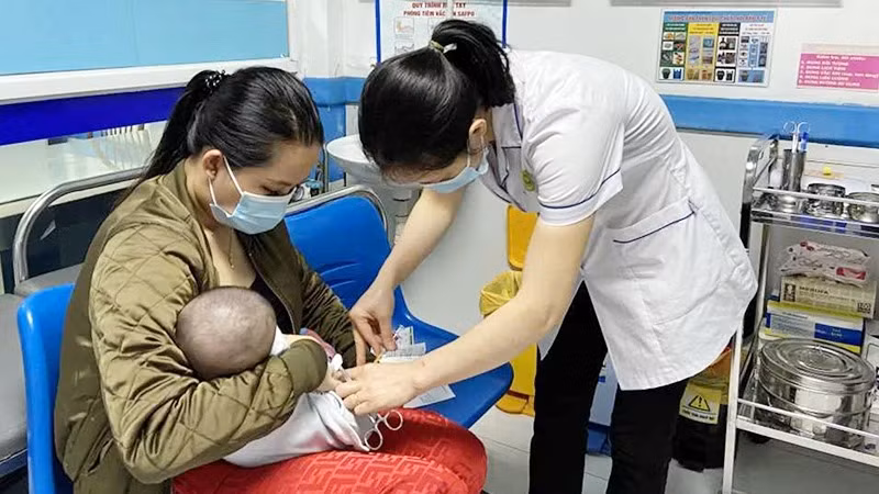Tiêm vaccine cho trẻ em tại Trung tâm Kiểm soát bệnh tật tỉnh Quảng Ninh. (Ảnh: NGUYỄN HUẾ)