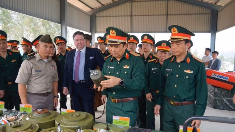 Các đại biểu tham quan khu vực trưng bày trang bị, mô hình học cụ huấn luyện. (Ảnh: Đại sứ quán Hoa Kỳ tại Việt Nam)