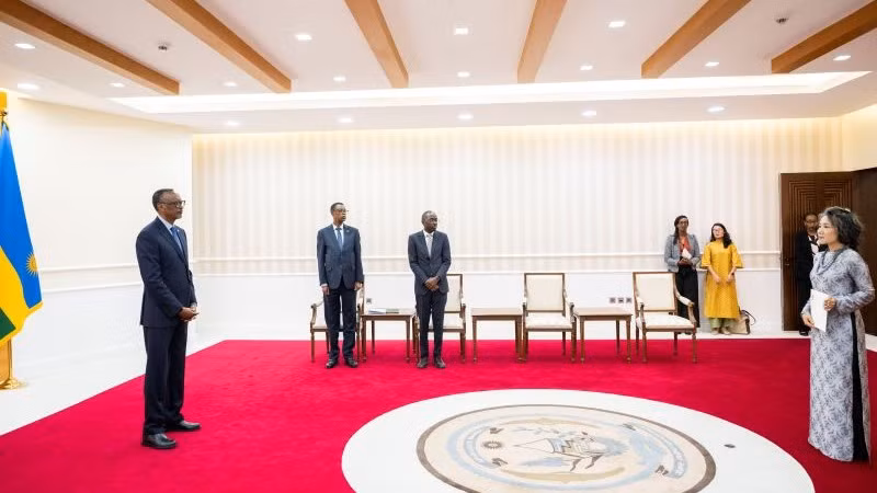 Đại sứ Việt Nam tại Cộng hòa Thống nhất Tanzania kiêm nhiệm Cộng hòa Rwanda Vũ Thanh Huyền trình Thư ủy nhiệm lên Tổng thống Cộng hòa Rwanda Paul Kagame.