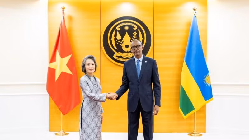 Đại sứ Vũ Thanh Huyền và Tổng thống Cộng hòa Rwanda Paul Kagame. 