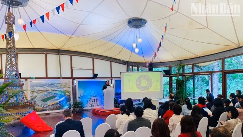 Hội thảo “Hướng tới dinh dưỡng cho tăng trưởng (N4G): Nghiên cứu điển hình về môi trường thực phẩm học đường, dinh dưỡng và sức khỏe vị thành niên tại Việt Nam” diễn ra tại Hà Nội sáng 19/3. (Ảnh: Kiều Giang)