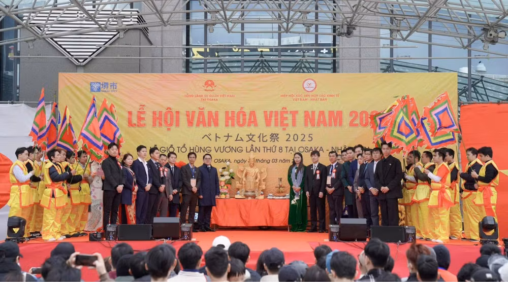Lễ hội Văn hóa Việt Nam 2025 đã tái hiện Giỗ Tổ Hùng Vương tại Osaka. Đây là lần thứ 8 Giỗ Tổ Hùng Vương được tái hiện tại xứ sở Mặt trời mọc. Lễ hội Văn hóa Việt Nam 2025 đã tái hiện Giỗ Tổ Hùng Vương tại Osaka. Đây là lần thứ 8 Giỗ Tổ Hùng Vương được tái hiện tại xứ sở Mặt trời mọc.