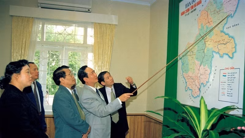 Chủ tịch nước Trần Đức Lương làm việc với cán bộ chủ chốt Tỉnh ủy, UBND tỉnh Hà Giang (1999). (Ảnh: TTXVN) Chủ tịch nước Trần Đức Lương làm việc với cán bộ chủ chốt Tỉnh ủy, UBND tỉnh Hà Giang (1999). (Ảnh: TTXVN)