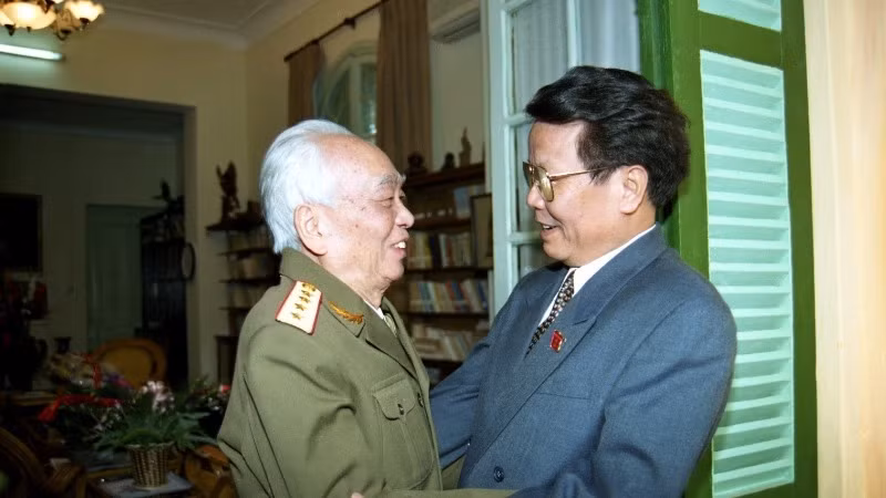 Nhân kỷ niệm 55 năm Ngày thành lập QĐNDVN, Chủ tịch nước Trần Đức Lương đến thăm Đại tướng Võ Nguyên Giáp, nguyên Ủy viên Bộ Chính trị, nguyên Bộ trưởng Bộ Quốc phòng (1999). (Ảnh: Trọng Nghiệp/TTXVN) Nhân kỷ niệm 55 năm Ngày thành lập QĐNDVN, Chủ tịch nước Trần Đức Lương đến thăm Đại tướng Võ Nguyên Giáp, nguyên Ủy viên Bộ Chính trị, nguyên Bộ trưởng Bộ Quốc phòng (1999). (Ảnh: Trọng Nghiệp/TTXVN)