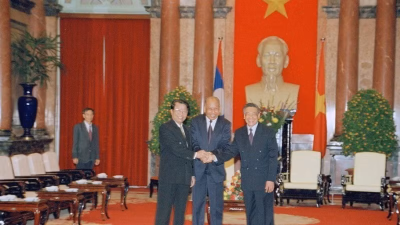 Tổng Bí thư Lê Khả Phiêu, Chủ tịch nước Trần Đức Lương và đồng chí Khamtai Siphandon, Chủ tịch Đảng Nhân dân Cách mạng Lào, Chủ tịch nước Lào tại Phủ Chủ tịch, ngày 4/1/1999. (Ảnh: Nguyễn Khang/TTXVN) Tổng Bí thư Lê Khả Phiêu, Chủ tịch nước Trần Đức Lương và đồng chí Khamtai Siphandon, Chủ tịch Đảng Nhân dân Cách mạng Lào, Chủ tịch nước Lào tại Phủ Chủ tịch, ngày 4/1/1999. (Ảnh: Nguyễn Khang/TTXVN)