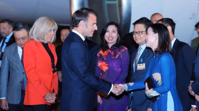 Tối 25/5, Tổng thống Cộng hòa Pháp Emmanuel Macron và Phu nhân đến Hà Nội, bắt đầu chuyến thăm cấp Nhà nước tới Việt Nam từ 25-27/5/2025, theo lời mời của Chủ tịch nước Lương Cường. (Ảnh: An Đăng/TTXVN)