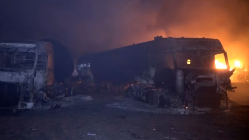 Hiện trường vụ không kích cảng nhiên liệu ở Yemen. (Ảnh: THX/TTXVN)