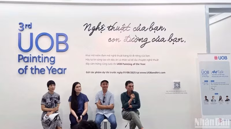 Các nghệ sĩ, giám tuyển tham gia Tọa đàm "Đương đại trên nền di sản" trong khuôn khổ sự kiện.