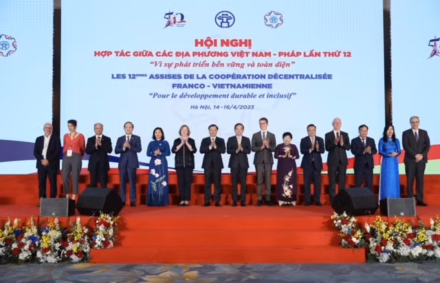 Các đại biểu tham dự Hội nghị hợp tác giữa các địa phương Việt Nam-Pháp lần thứ 12.