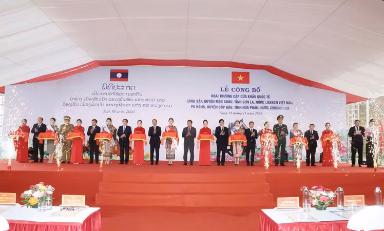 Các đại biểu cắt băng khánh thành cặp Cửa khẩu quốc tế Lóng Sập (Việt Nam)-Pa Háng (Lào), ngày 19/11/2024. (Ảnh: Ủy ban Biên giới quốc gia)
