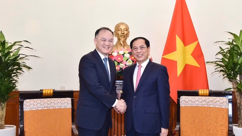 Bộ trưởng Ngoại giao Bùi Thanh Sơn tiếp Trợ lý Bộ trưởng Ngoại giao Trung Quốc. (Ảnh: Bộ Ngoại giao)