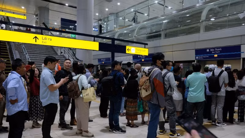 Đông đảo người dân tới trải nghiệm Tuyến Metro số 1, Bến Thành-Suối Tiên trong những ngày đầu vận hành.