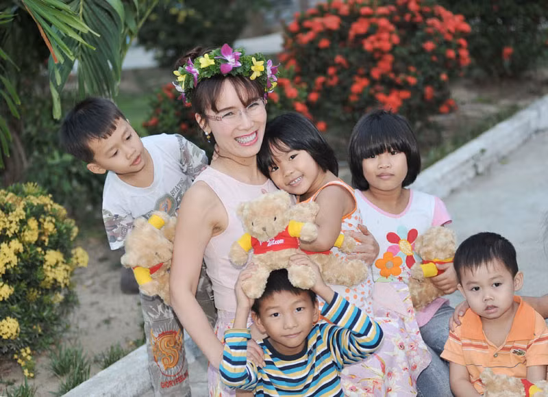 Bảy năm trước cũng tại đây, các em nhỏ cũng kết hoa tươi thành vòng hoa trên đầu nữ doanh nhân. Bảy năm trước cũng tại đây, các em nhỏ cũng kết hoa tươi thành vòng hoa trên đầu nữ doanh nhân.
