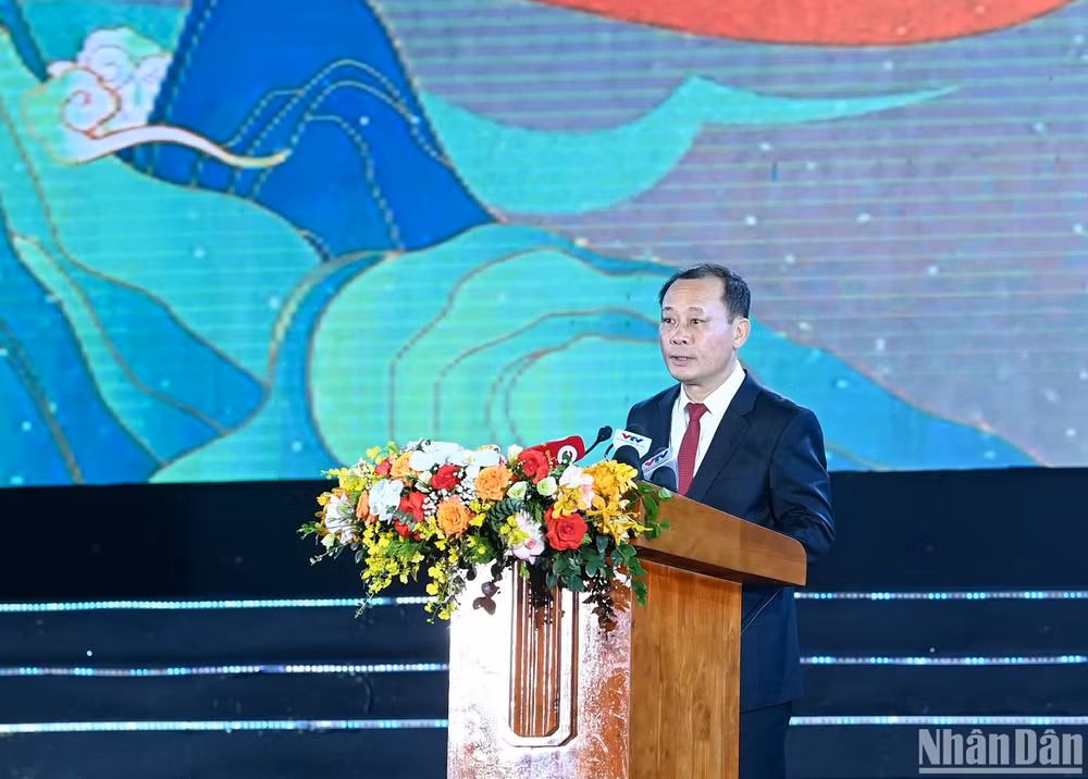 Bí thư Thành ủy, Chủ tịch HĐND thành phố Vinh Phan Đức Đồng đọc diễn văn Lễ kỷ niệm.