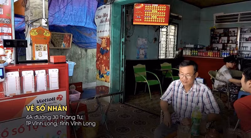 Ông Ngọc Nhân đã tăng thu nhập của mình nhờ kết hợp kinh doanh quán cà-phê và Vietlott. (Nguồn: Vietlott)
