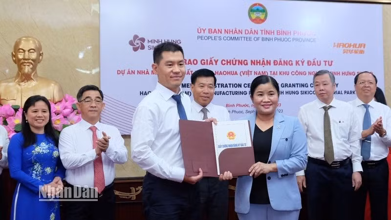 Chủ tịch Ủy ban nhân dân tỉnh Bình Phước Trần Tuệ Hiền trao giấy chứng nhận cho nhà đầu tư dự án vốn FDI 500 triệu USD.
