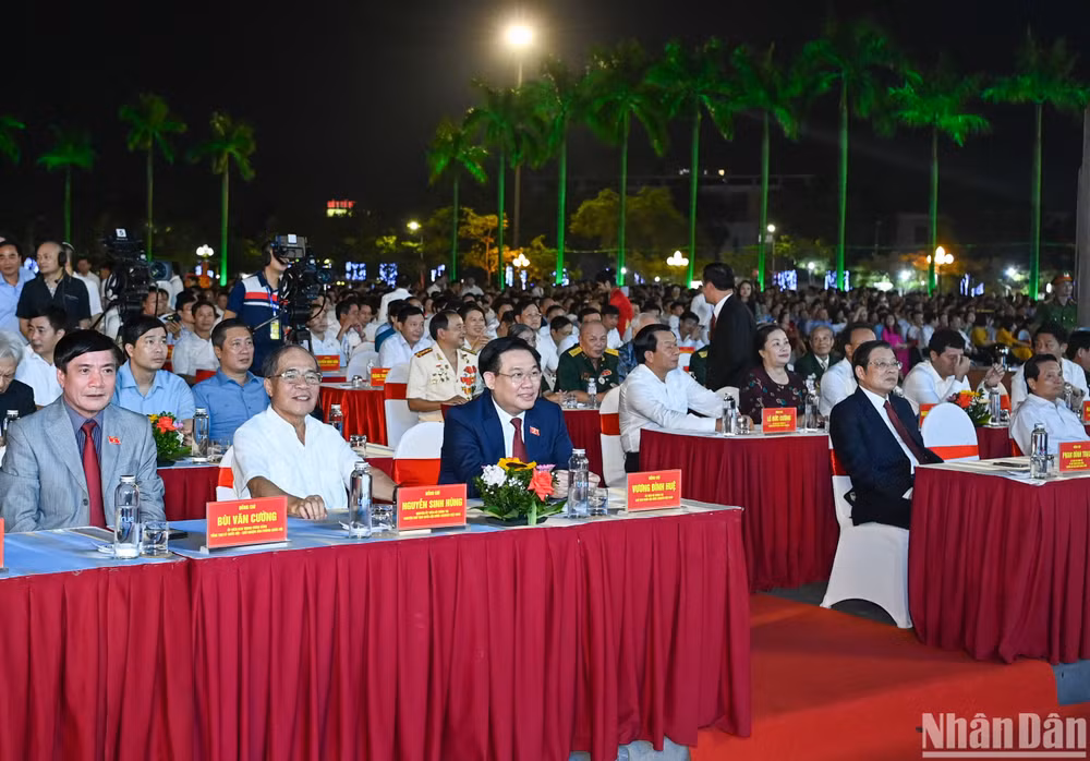 Chủ tịch Quốc hội Vương Đình Huệ, nguyên Chủ tịch Quốc hội Nguyễn Sinh Hùng và các đại biểu dự Lễ kỷ niệm.