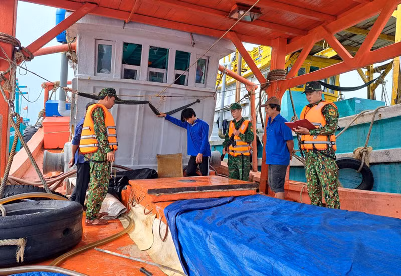 Cán bộ Bộ đội Biên phòng Kiên Giang tiến hành kiểm tra phương tiện vận chuyển dầu DO không rõ nguồn gốc. (Ảnh: Tiến Vinh)