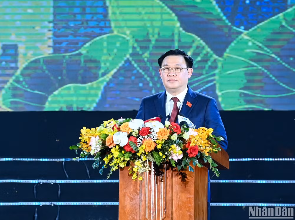 Chủ tịch Quốc hội Vương Đình Huệ phát biểu chúc mừng Đảng bộ, chính quyền và nhân dân thành phố Vinh.