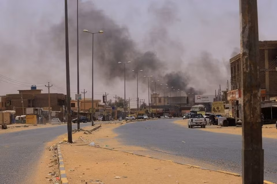 Khói do giao tranh bốc lên tại Omdurman, Sudan, ngày 15/4/2023. Ảnh: Reuters