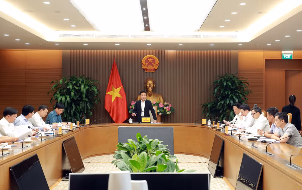 Phó Thủ tướng Trần Hồng Hà chủ trì cuộc họp với các bộ, ngành về tình hình thực hiện Đề án 06. Ảnh: VGP