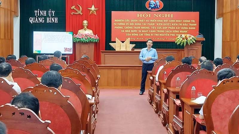 Đồng chí Nguyễn Thái Học, Phó Trưởng Ban Nội chính Trung ương giới thiệu những nội dung mới, quan trọng của cuốn sách