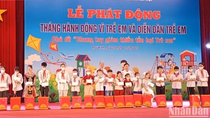 Tặng quà cho 80 trẻ em có hoàn cảnh khó khăn tỉnh Thái Bình.