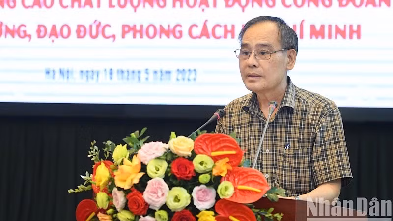 Đồng chí Bùi Xuân Ngọc, Phó Chủ tịch Công đoàn Bộ Tài Chính trình bày tham luận. (ẢNH: THÀNH ĐẠT)