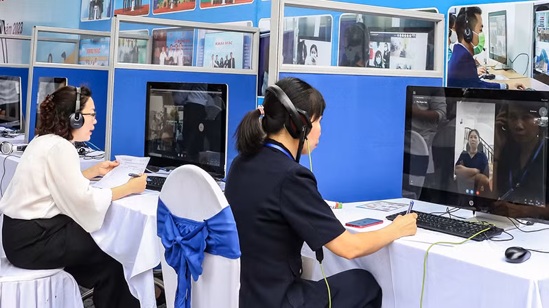 Phỏng vấn trực tuyến người lao động tại Ngày hội gắn kết giáo dục nghề nghiệp Thủ đô với thị trường lao động, tháng 5/2023 tại Hà Nội. (ẢNH: HÀ NAM) Phỏng vấn trực tuyến người lao động tại Ngày hội gắn kết giáo dục nghề nghiệp Thủ đô với thị trường lao động, tháng 5/2023 tại Hà Nội. (ẢNH: HÀ NAM)