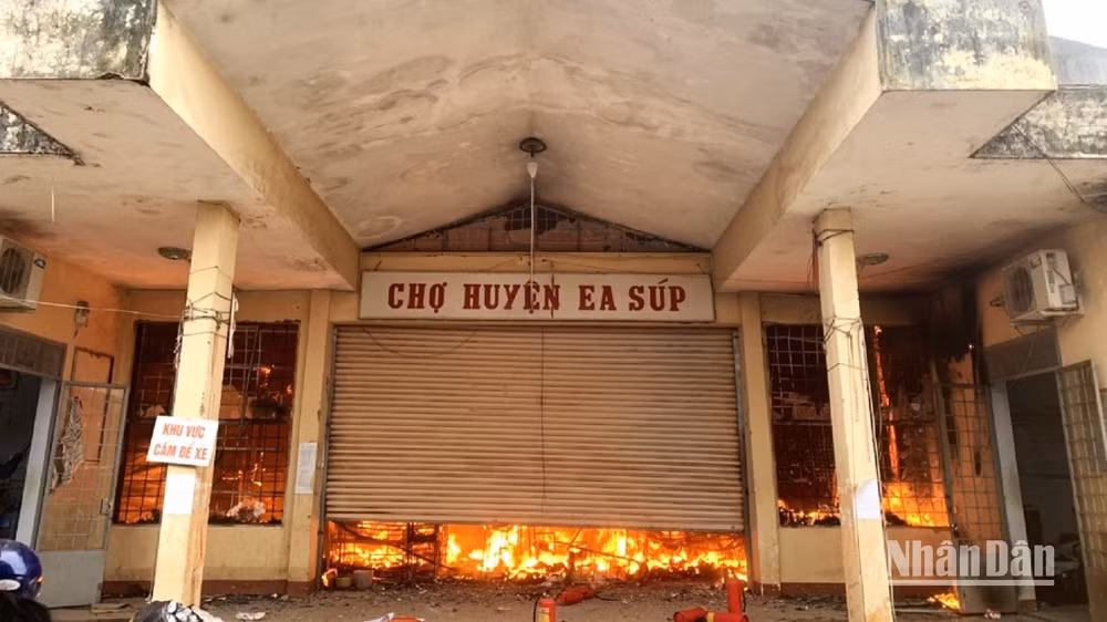 Lửa bùng phát bên trong chợ trung tâm huyện Ea Súp.