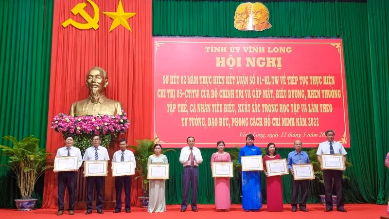 Trao Bằng khen cho những tập thể điển hình tiên tiến làm theo Bác.