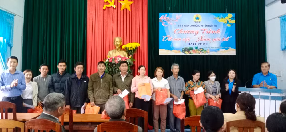 Liên đoàn Lao động huyện Vân Canh tổ chức Chương trình Tết sum vầy – Xuân gắn kết năm 2023 cho cán bộ, công nhân viên chức người lao động có hoàn cảnh khó khăn trên địa bàn.