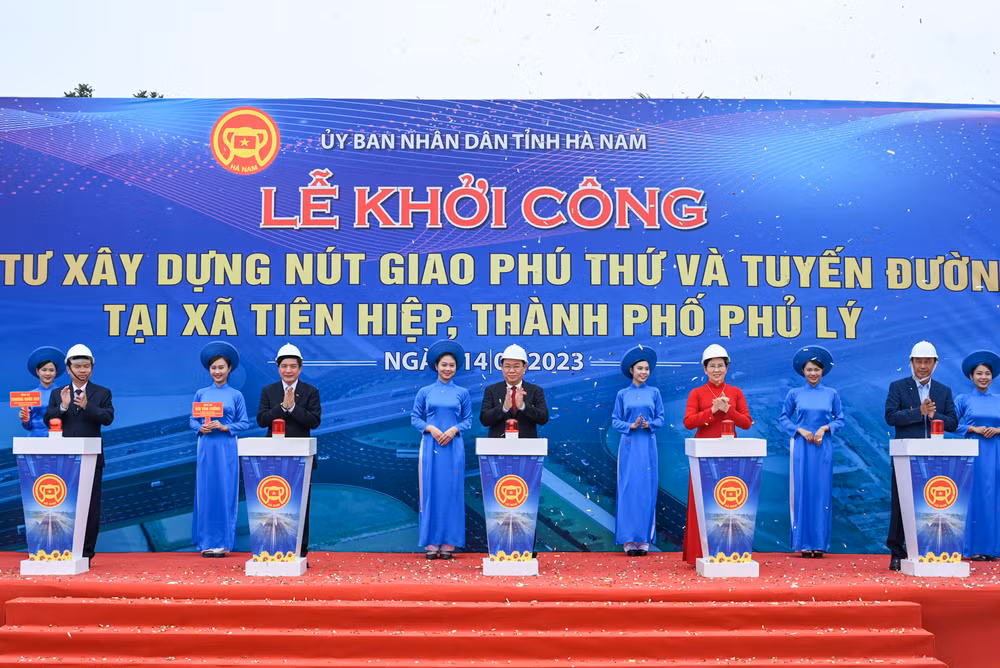 Chủ tịch Quốc hội Vương Đình Huệ và các đại biểu thực hiện nghi thức khởi công dự án nút giao Phú Thứ. (Ảnh Duy Linh) Chủ tịch Quốc hội Vương Đình Huệ và các đại biểu thực hiện nghi thức khởi công dự án nút giao Phú Thứ. (Ảnh Duy Linh)